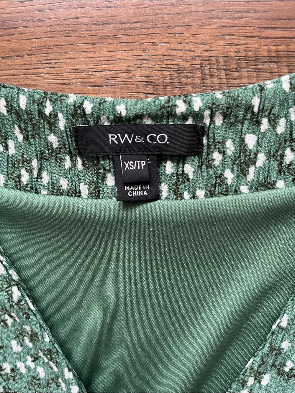 RW&CO. Green V-Neck Smocked-Waist Long Sleeve Dress XS - Picture 11 of 15